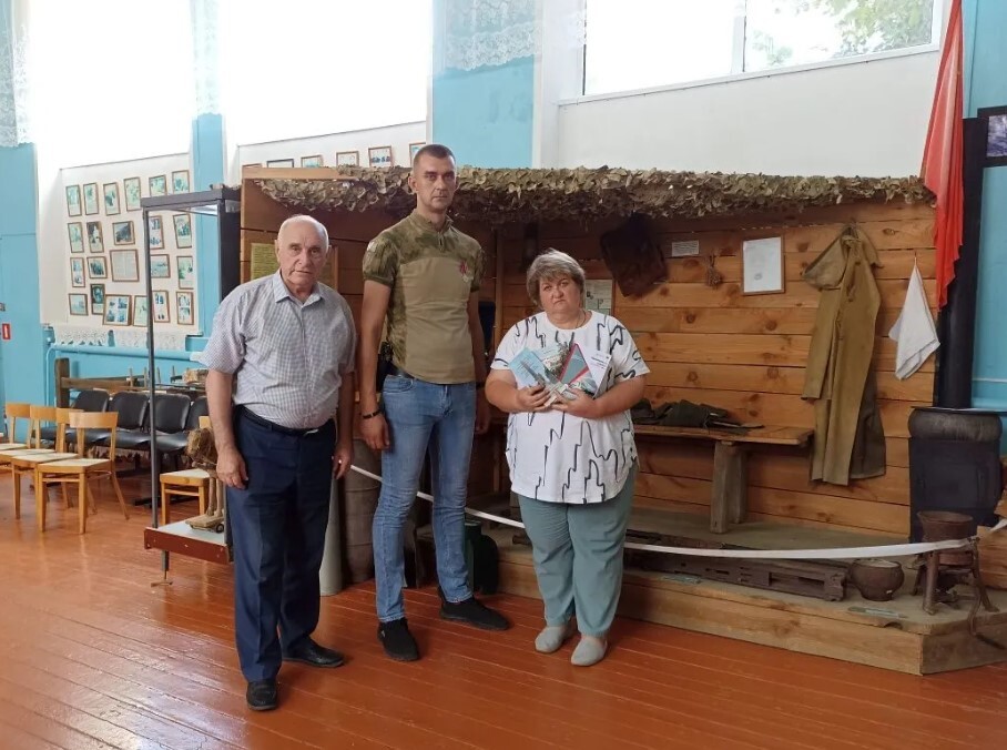 Комаричский краеведческий музей посетил сын легендарного командира партизанского отряда Д.Д. Беспарточного.