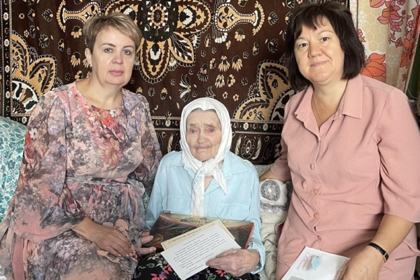 В Комаричском районе стало доброй традицией чествовать тех, кто прожил достойную жизнь, трудился не покладая рук на родной земл