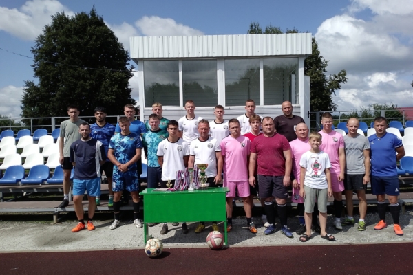 На стадионе  Комаричской СШ «Юность»  состоялись соревнования по мини-футболу