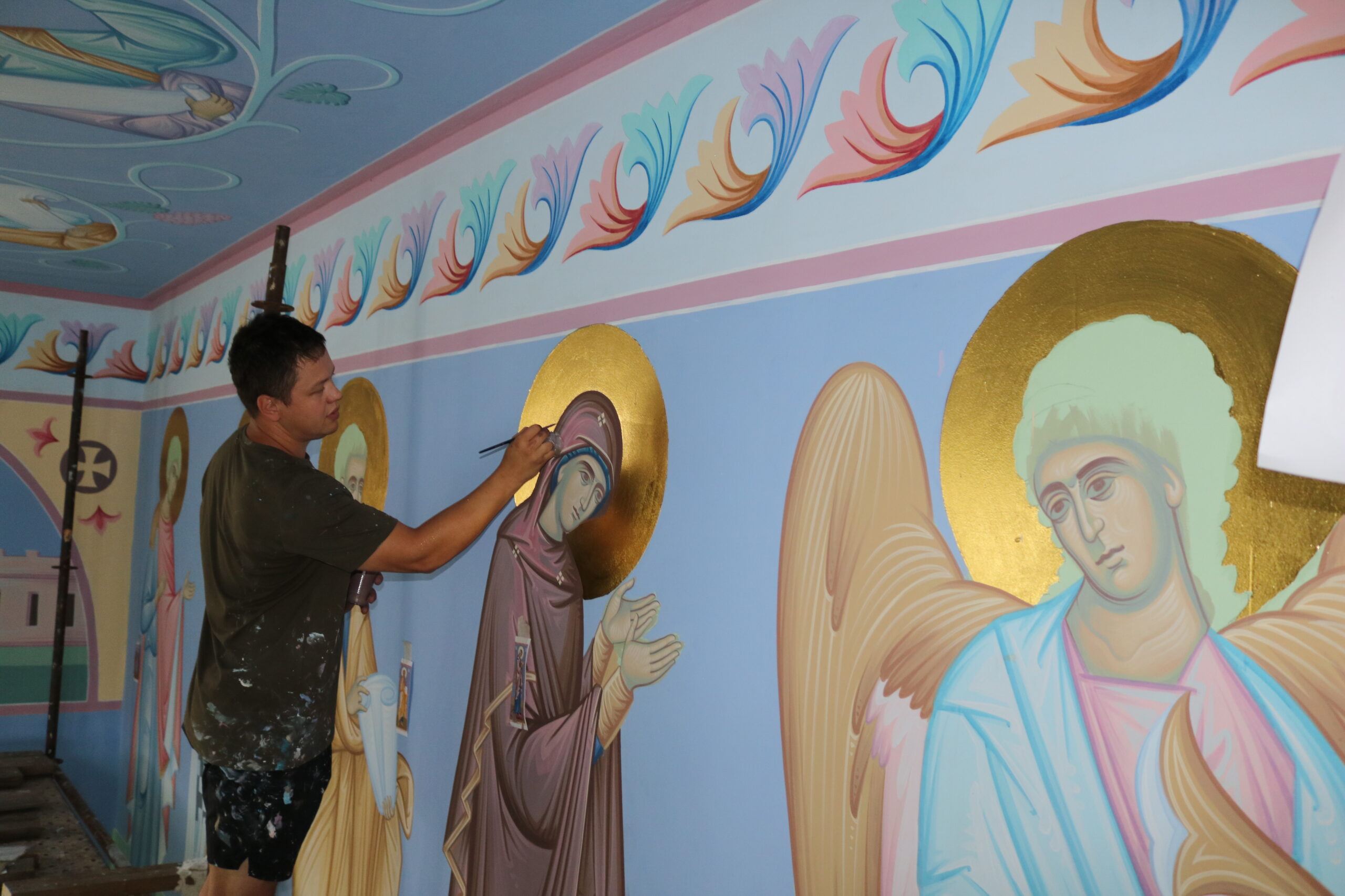 В храме Живоначальной Троицы в поселке Комаричи продолжаются художественные работы