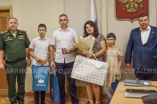 В Брянской городской администрации вручили медаль «За отвагу»