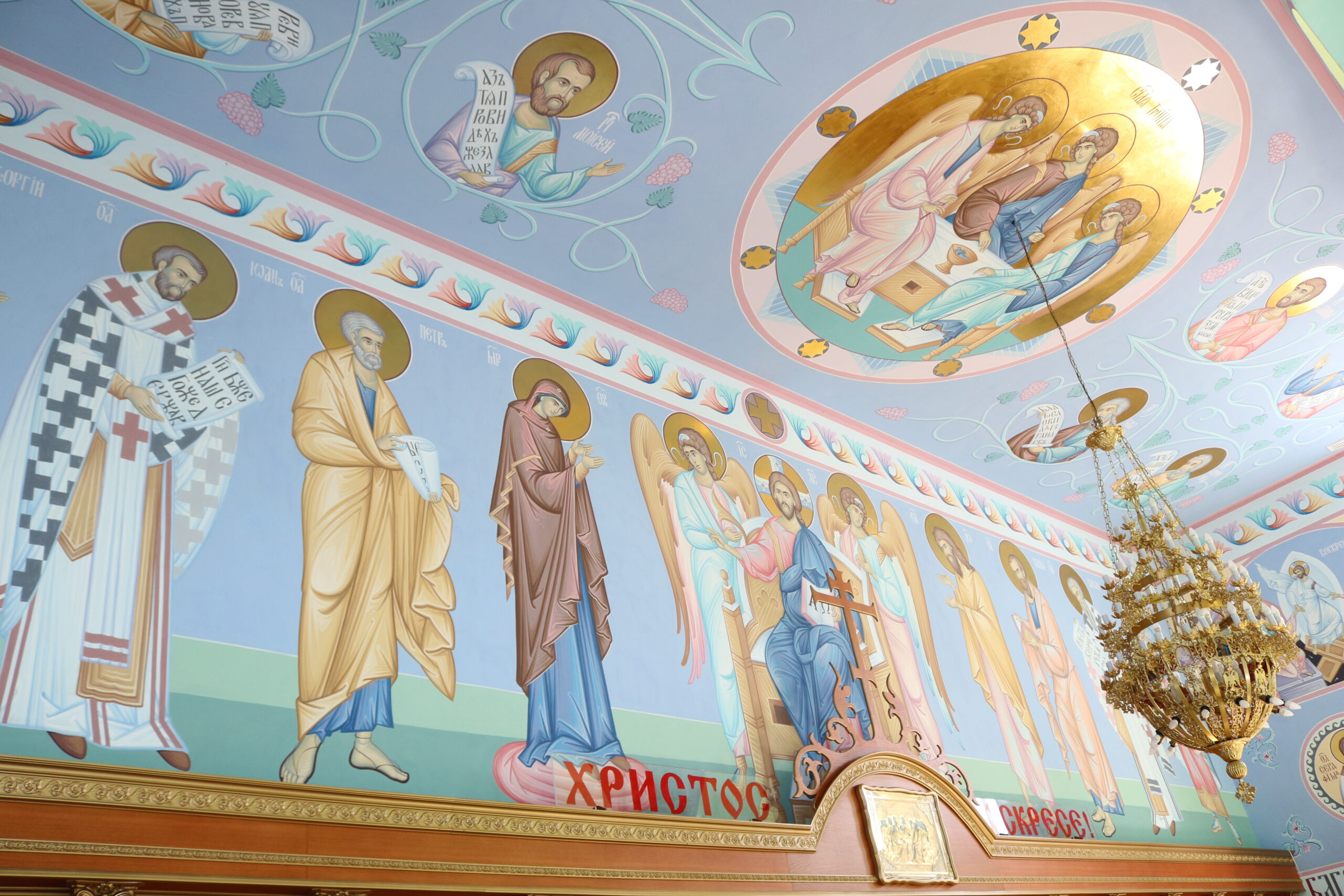 В комаричском храме в честь Троицы Живоначальной завершен первый этап росписи стен