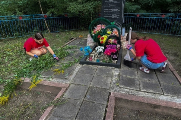 Волонтёры Комаричского района привели в порядок территорию у мемориала в Лопандино