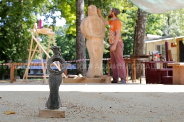 В Брянске завершился фестиваль деревянных скульптур