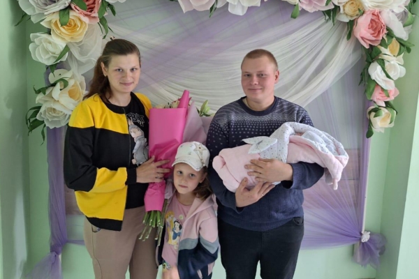 Комаричане Антонина и Владислав Воронковы в эти дни принимают поздравления с рождением дочки