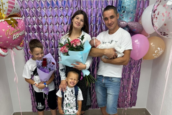 Комаричская семья Екатерины и Максима Грудина принимает поздравления с рождением дочери