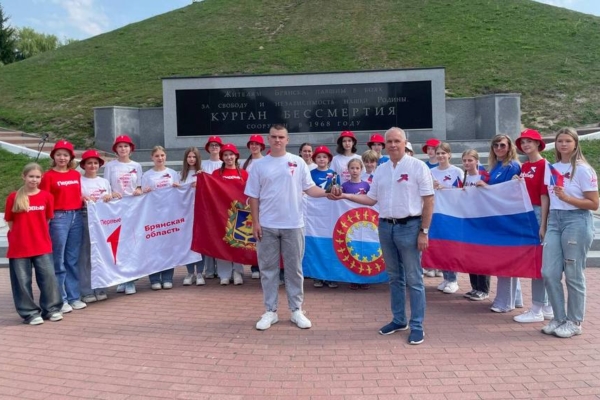 Брянские Первые передали главе Заполярья горсть героической брянской земли