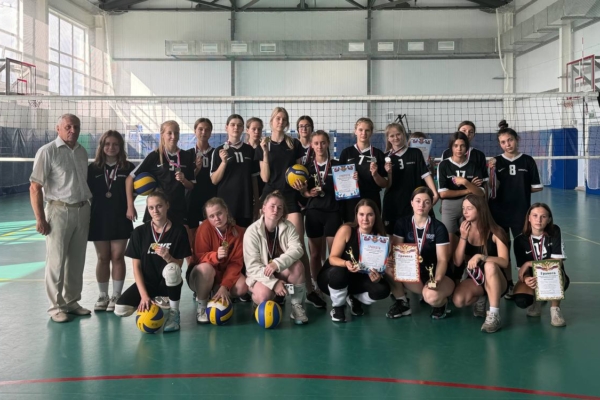 В  Комаричах прошли соревнования по волейболу, посвященные Дню физкультура