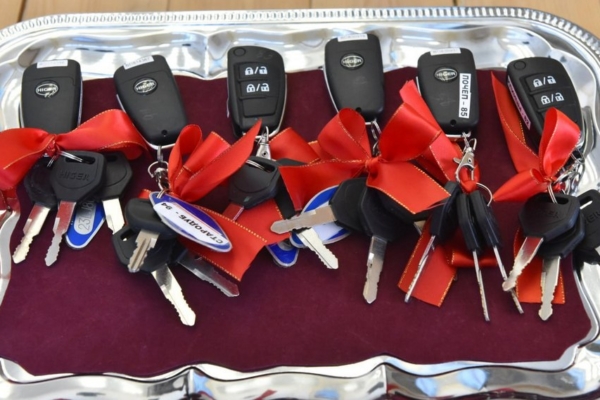 Брянским тренерам вручили ключи от квартир и современных автобусов