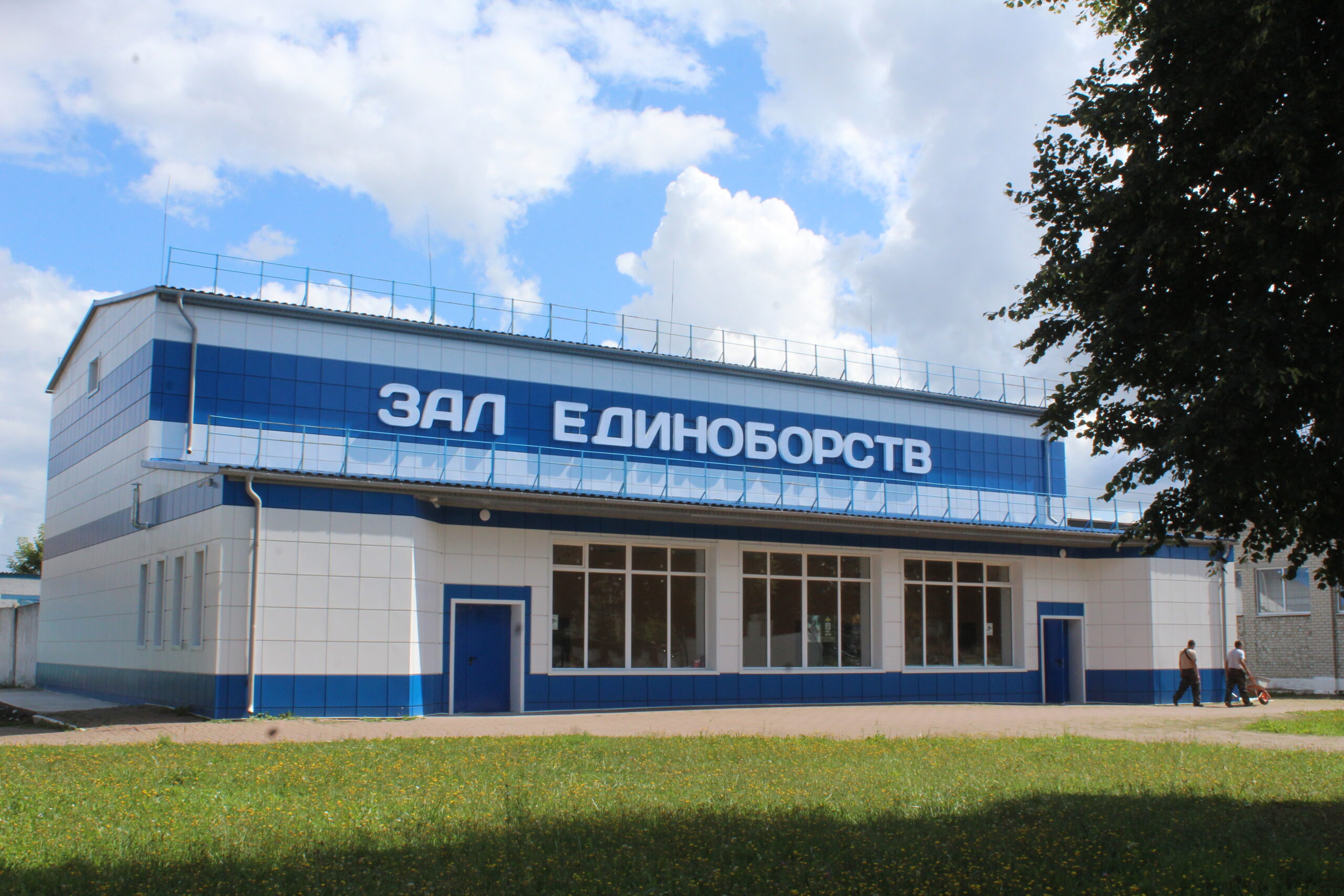 В центре поселка Комаричи близится к завершению капитальный ремонт Зала единоборств