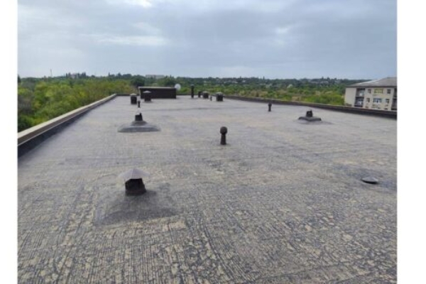 Специалисты из Брянской области отремонтировали крышу в больнице Брянки