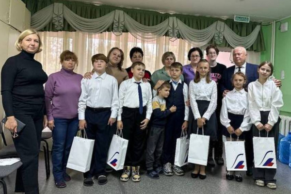 В Брянской области курским школьникам вручили планшеты