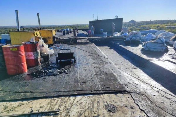 Брянские специалисты продолжают ремонт кровель в подшефной Брянке