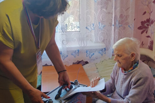 Столетняя жительница Новозыбкова проголосовала на дому