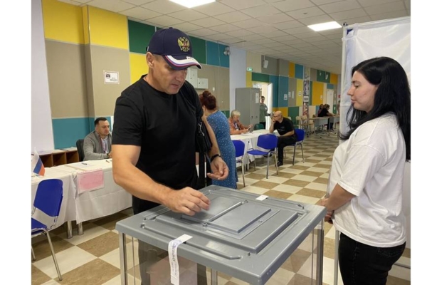 В Брянске Герой России Андрей Фроленков проголосовал под песню «Я русский»