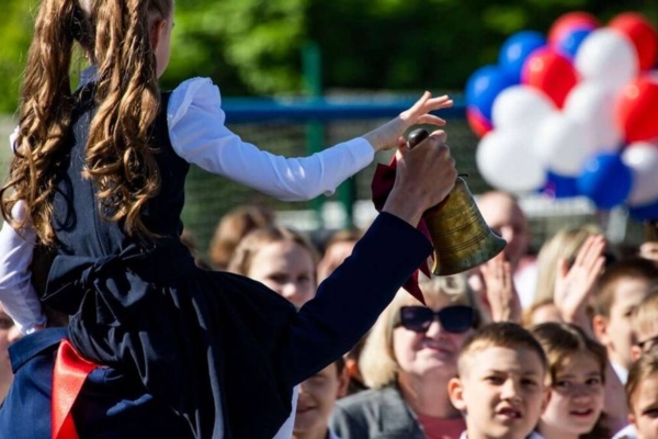 Брянских школьников и учителей поздравили с Днем знаний