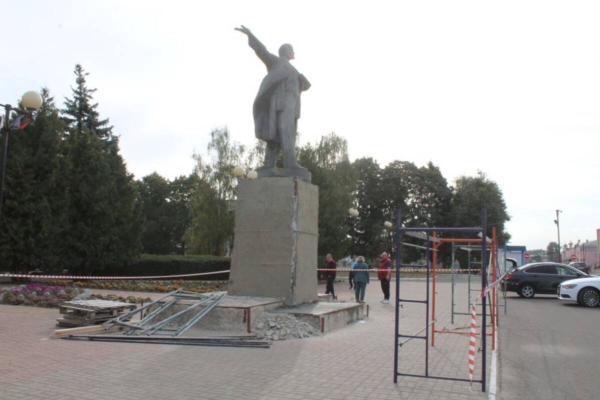 В поселке Комаричи начали реставрацию памятника Ленину