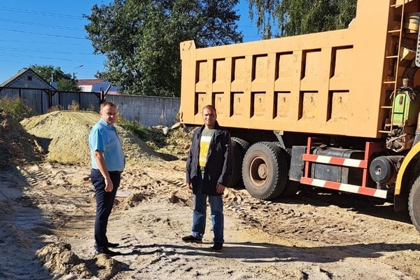 Администрация Комаричского района приступила к заготовке песка для приготовления песко-соляной смеси для обработки дорог в осенне-зимний период.