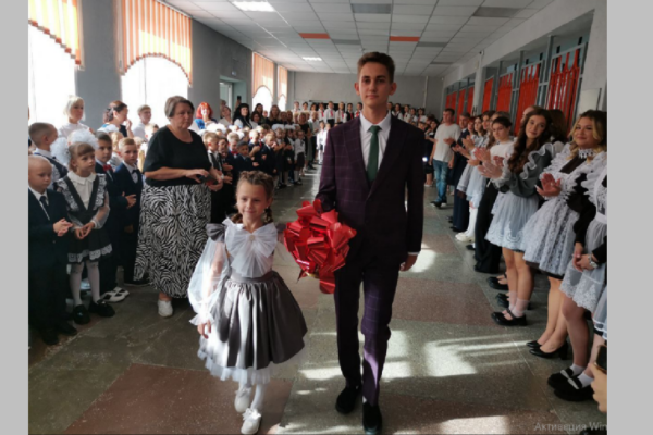 В клинцовской школе №9 имени Андрея Карлова звонок прозвенел для 112 первоклашек