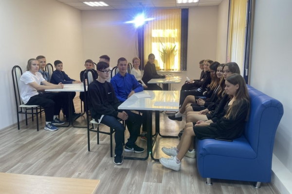 Комаричские школьники прослушали лекцию по теме «Первые  деньги —  как  заработать  и  управлять»