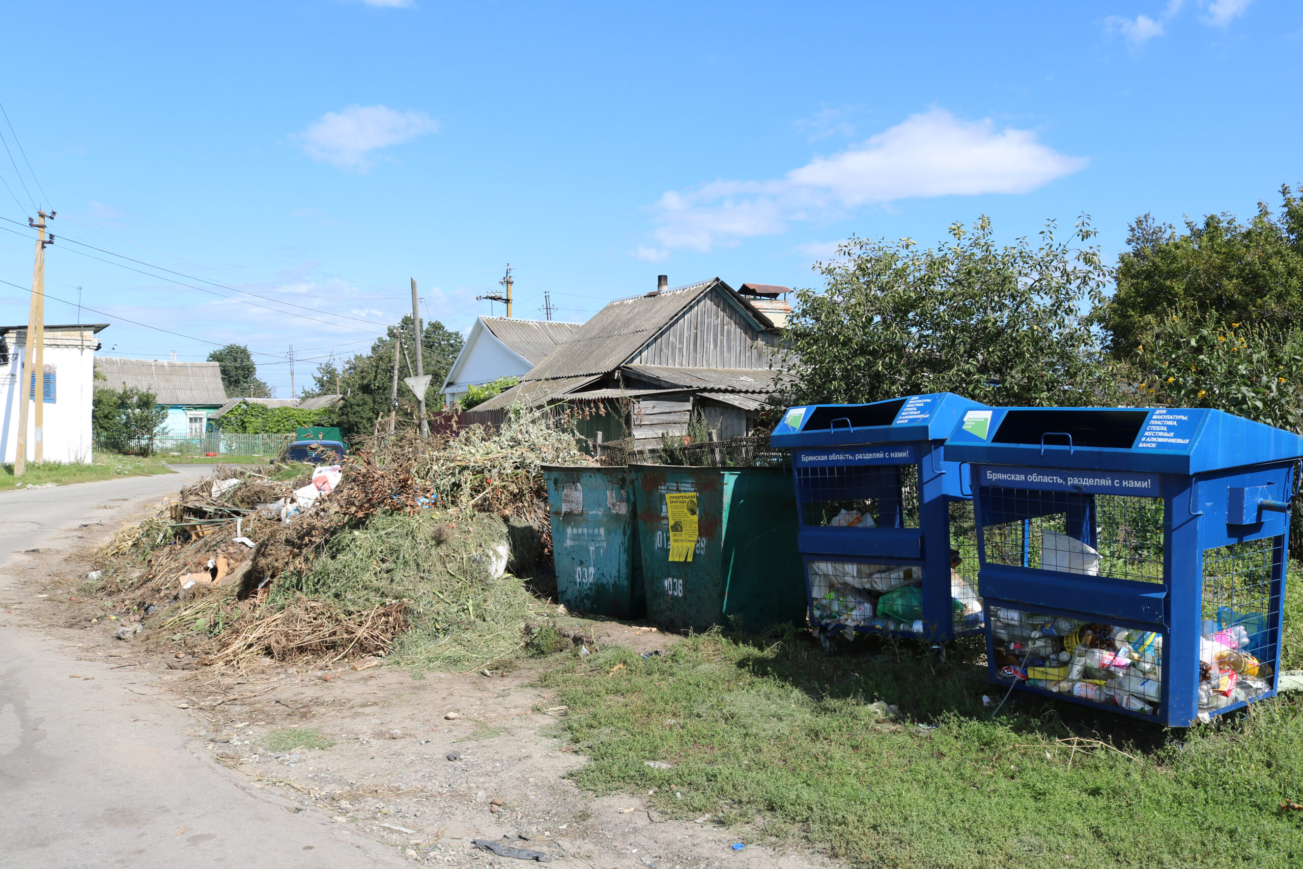 Администрация Комаричского района информирует: складирование веток и ботвы на контейнерных площадках недопустимо!