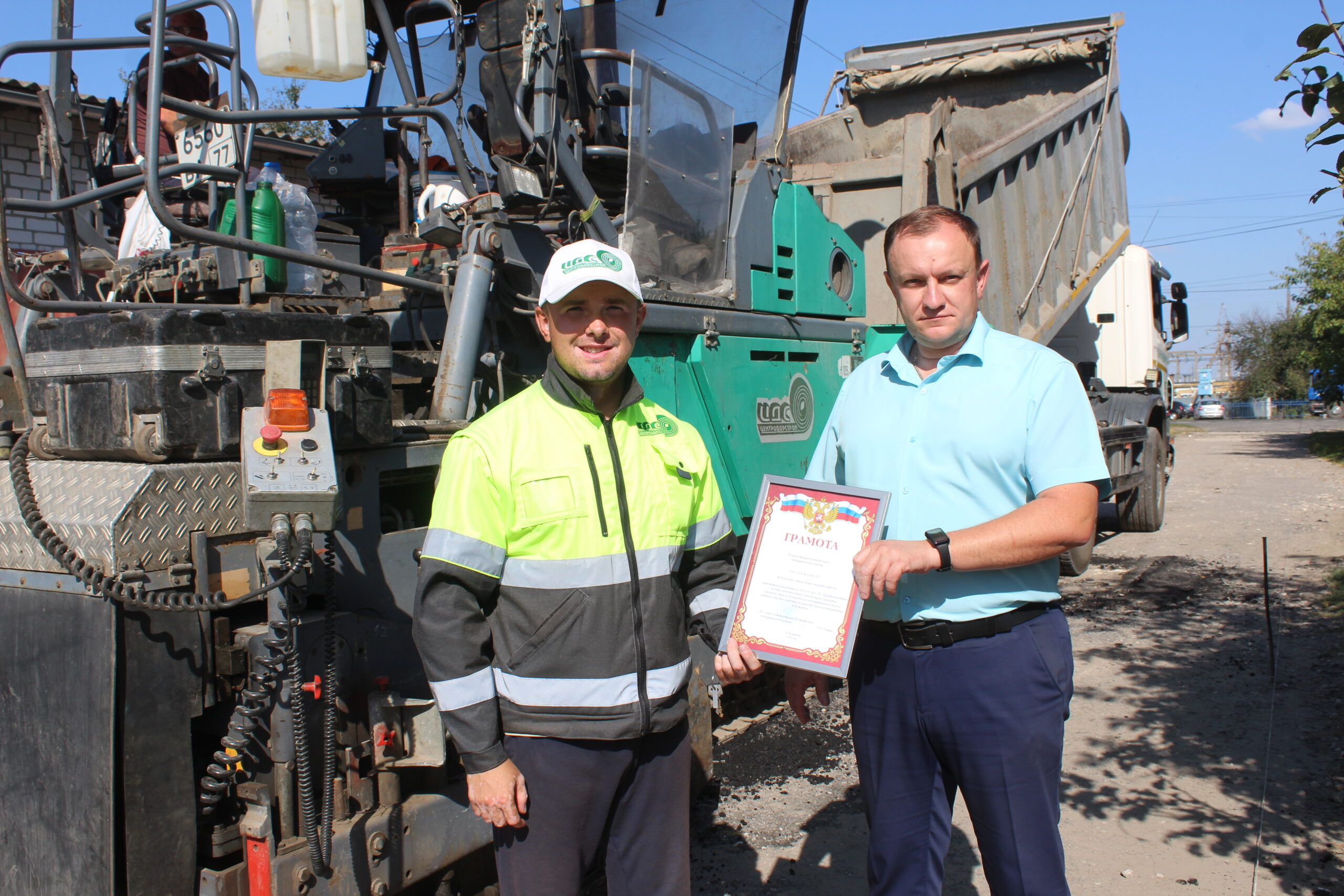 Наш земляк Петр Васильевич Ольховский оказал помощь  в благоустройстве улиц поселка Комаричи