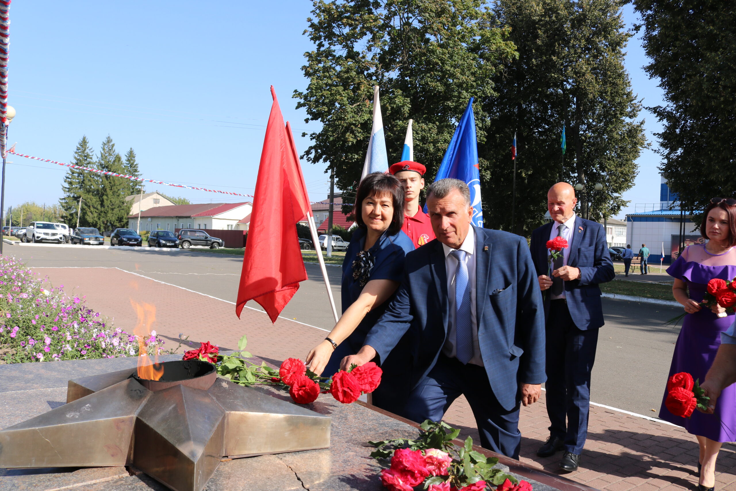 В поселке Комаричи возложили цветы к Вечному огню у Аллеи Героев