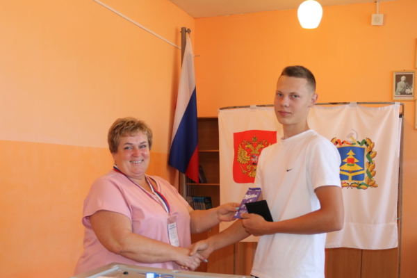 Впервые голосующий комаричанин Тимофей  Шихмарев пришел  на выборы