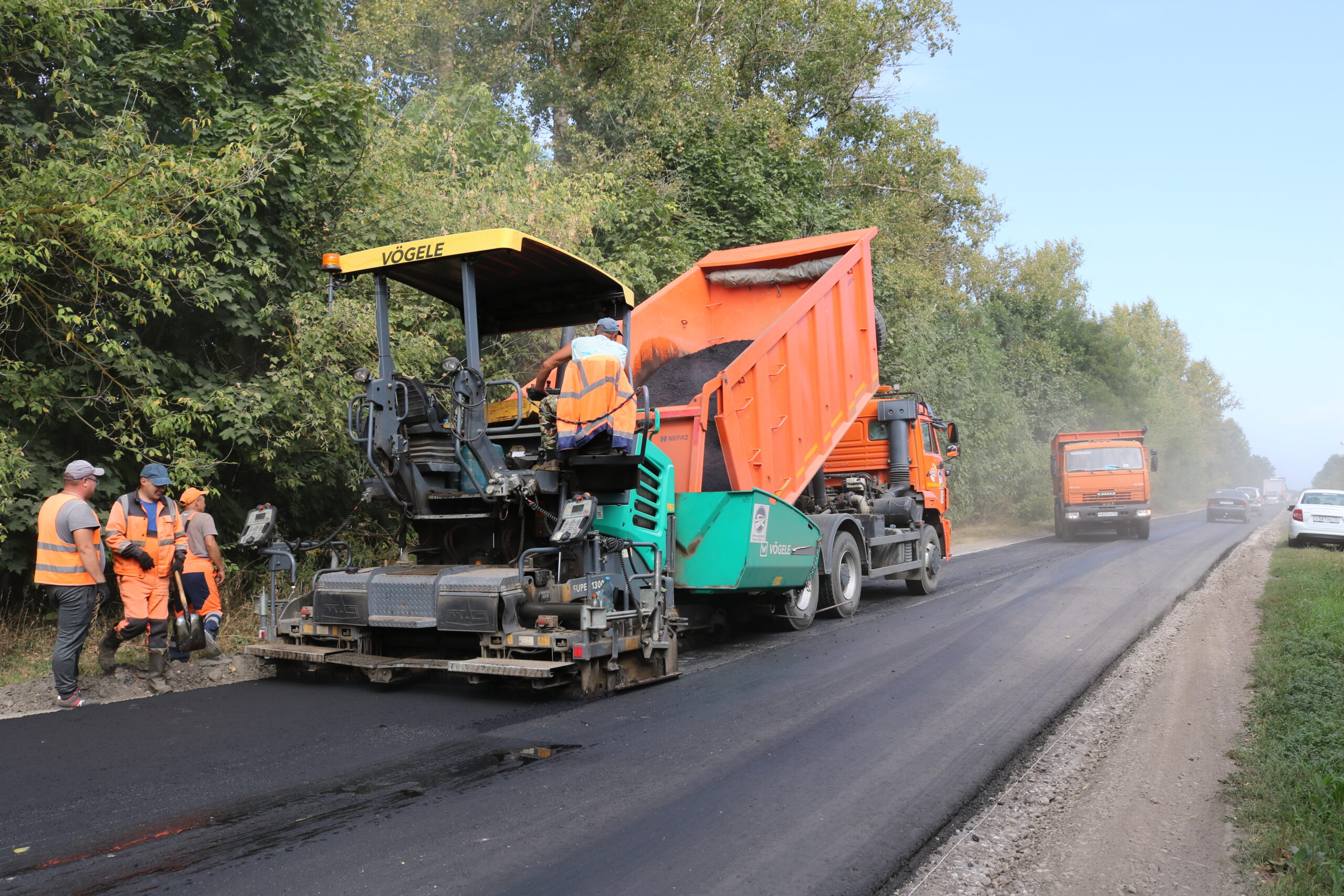 В Комаричском районе ведется ремонт дороги Комаричи – Радогощь