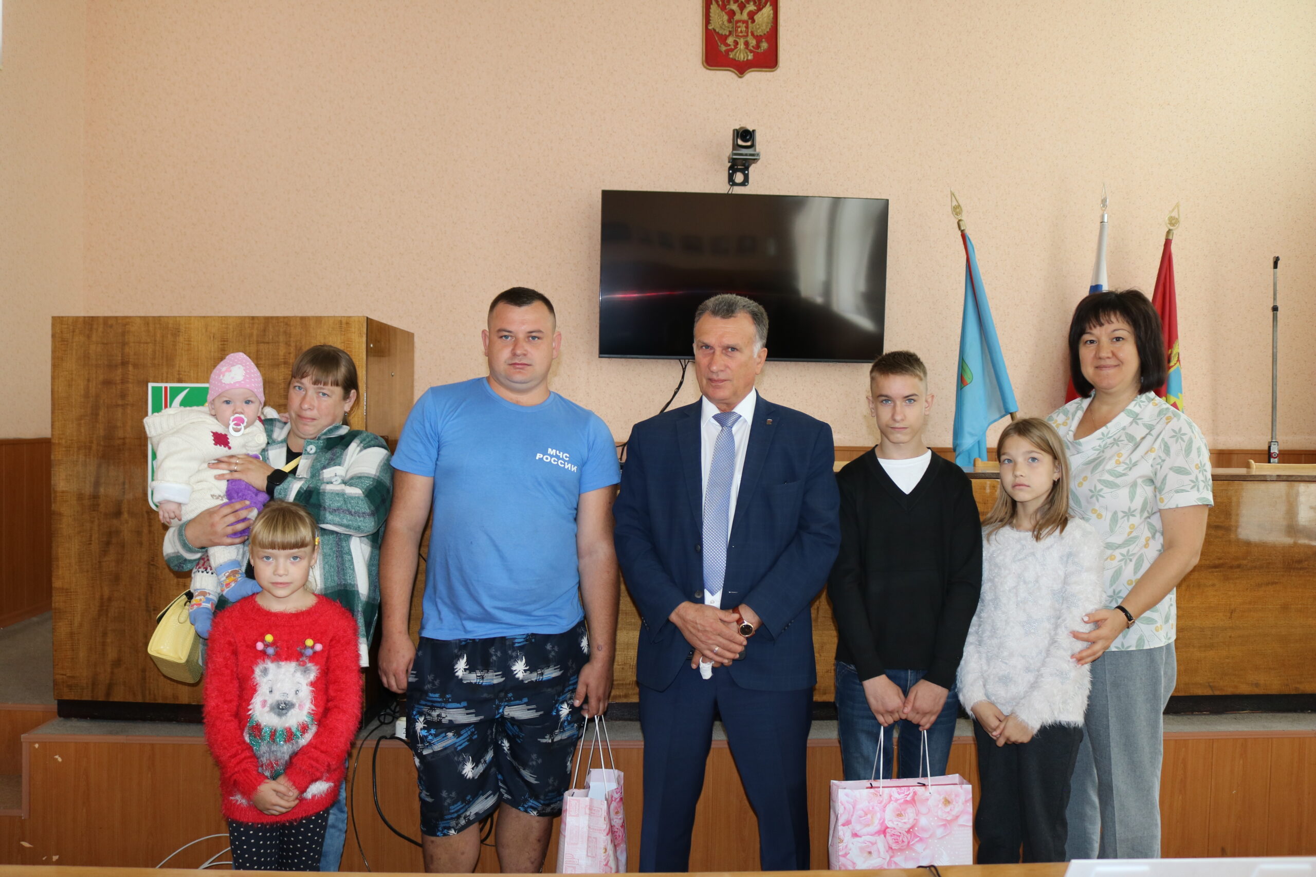 Депутат облдумы Михаил  Кабанов оказал помощь многодетной семье из Комаричского района