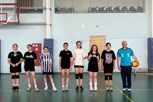 В Комаричской СШ «Юность» прошел  турнир по волейболу в честь 81-й годовщины освобождения Брянщины