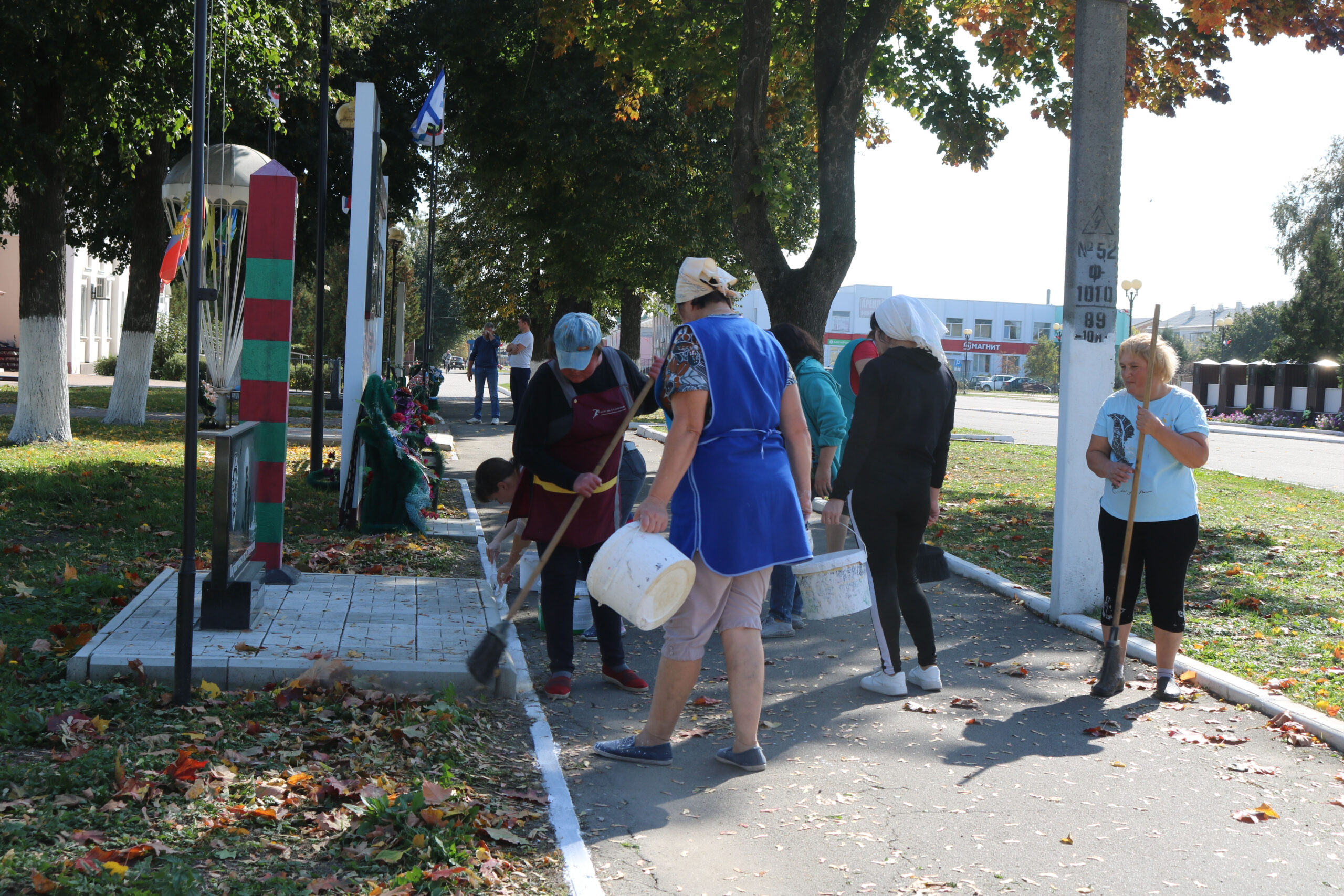 Жители Комаричского района приняли участие в субботнике