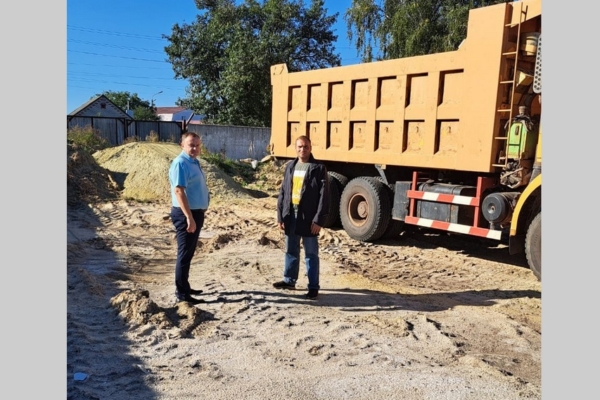 В Комаричском районе приступили к заготовке песка на осенне-зимний период