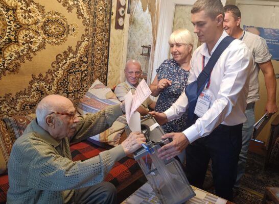 В брянском Новозыбкове проголосовал за светлое будущее родного края участник и ветеран Великой Отечественной войны Михаил Исакович