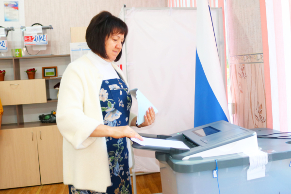 Врио главы администрации Комаричского муниципального района Светлана Олешко одной из первых приняла участие в голосовании