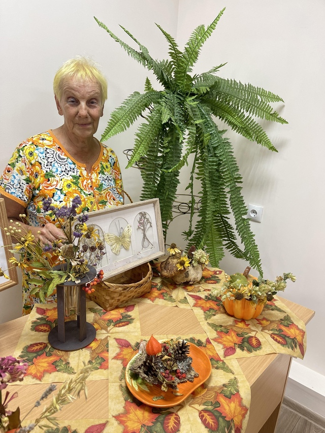 В Комаричском комплексном центре социального обслуживания населения проходит выставка «Осенний вернисаж»