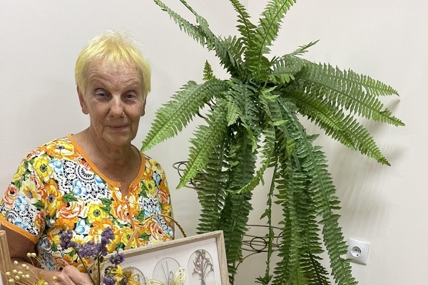 «Серебряный» волонтер из Комаричи организует сбор гуманитарной помощи