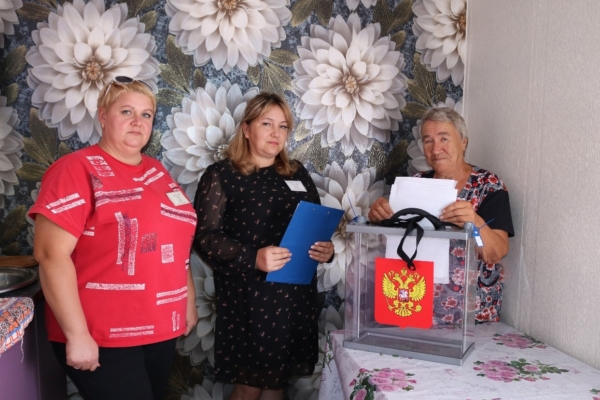 Жители Комаричского района голосуют на дому