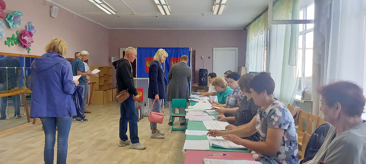 В Комаричском районе жители активно участвуют в выборах