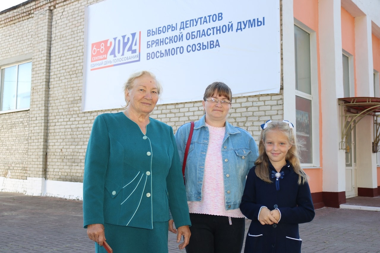 Жители Комаричского района приходят на выборы семьями