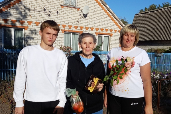 Студенты Комаричского механико-технологического техникума поздравили жителей поселка с Днем пожилого человека