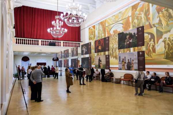 В Брянском драмтеатре открылась фотовыставка «Актеры в образах персонажей А. К. Толстого»