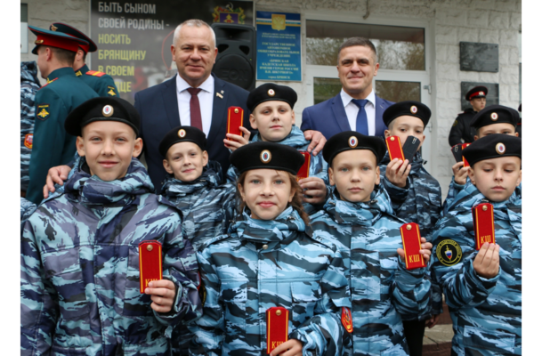 Спикер Брянской облдумы поздравил учеников школы имени Шкурного с посвящением в кадеты