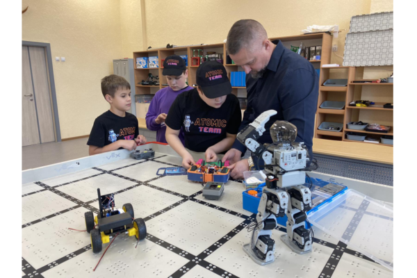 Команда брянских школьников «Atomic Team» вышла в полуфинал «Битвы роботов»