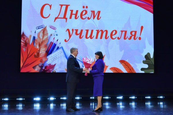 Губернатор предложил увеличить количество присвоений почетного звания учителям до 10 в год