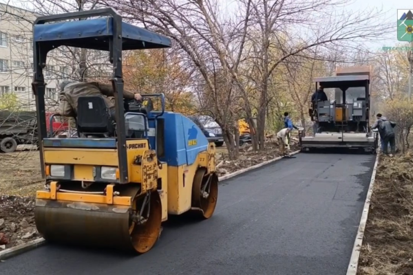 В подшефной Брянке на территории больницы брянские дорожники укладывают асфальт