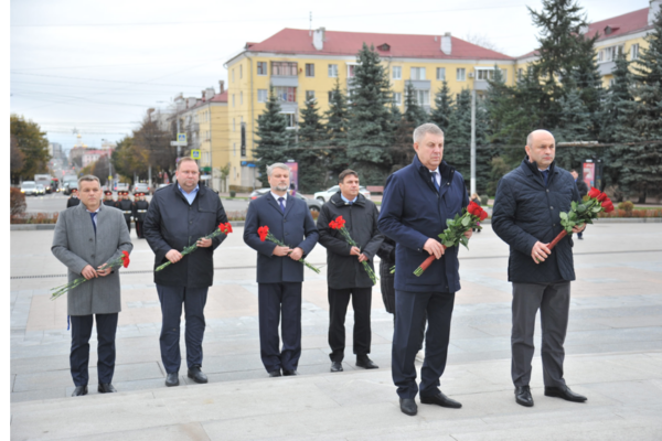 Посол Беларуси Александр Рогожник принял участие в возложении  цветов к Вечному огню в Брянске