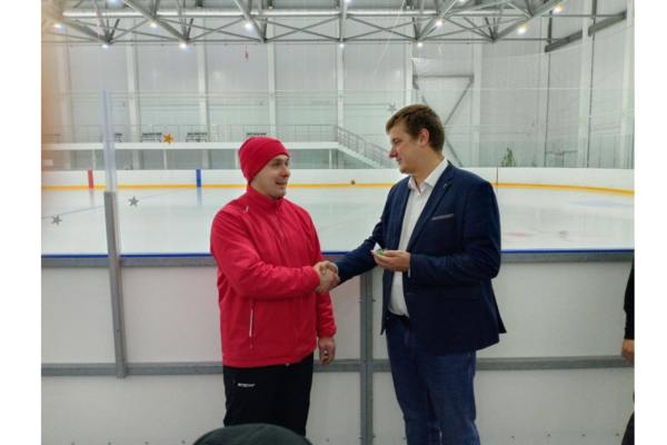 Тренер по хоккею Владислав Щербин из брянского поселка Климово получил квартиру