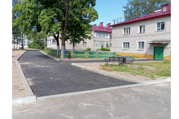 В брянском поселке Чемерна по нацпроекту благоустроили двор по переулку Молодежному