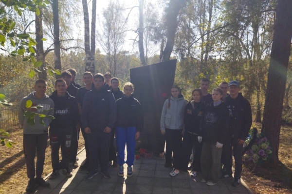 Юные патриоты Комаричской школы №1 ухаживают за воинским захоронением в поселке Соколовский